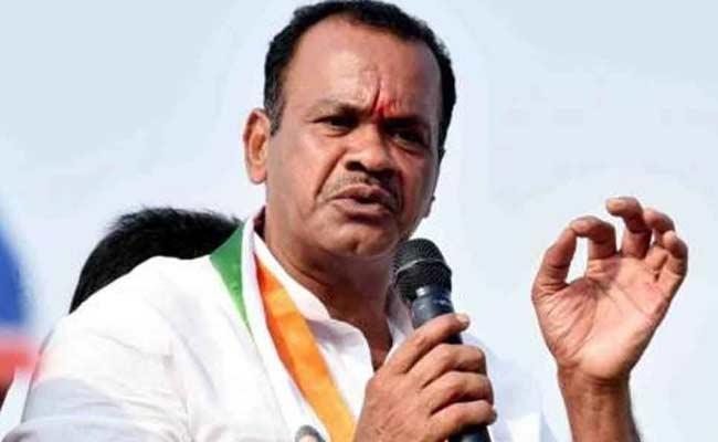 Komatireddy Blesses Sharmila, But To Remain In Cong