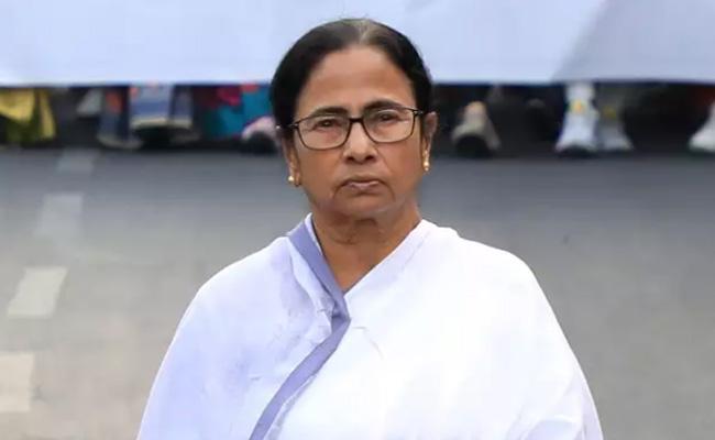 Samosa Gives Energy To Mamata Benarjee!