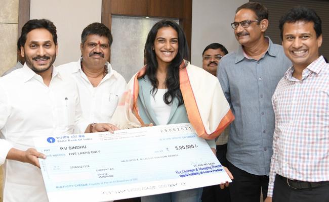 Jagan pays Rs 5 lakh each to Olympic stars