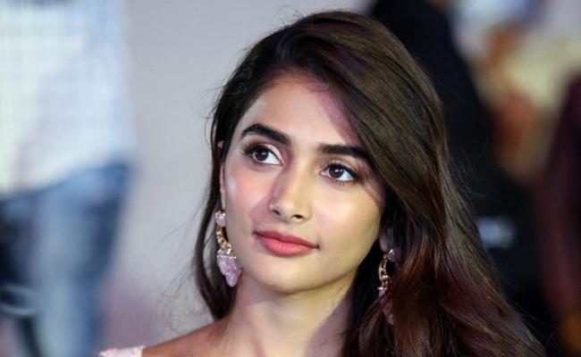 Reel Buzz: Pooja Hegde Says 'Love You'