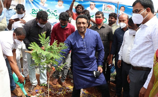 Reddy inaugurates O2 plant funded by Sonu Sood