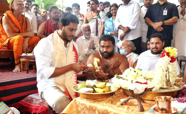 Jagan Meets Visakha Seer, Discusses Capital Plans?