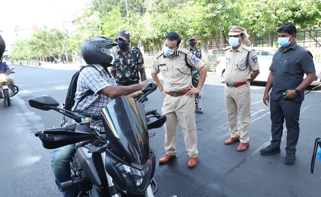 Roads go deserted as lockdown begins in Telangana