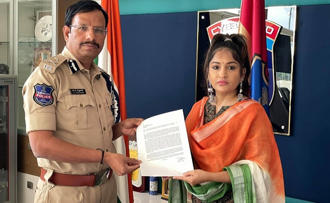 Maadhavi complains about abusive social media posts