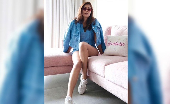 Pic: Pooja's Obsession of Flaunting Legs Continues