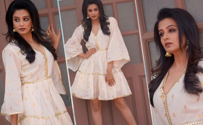 Pics: Slender Legs In Short Gown