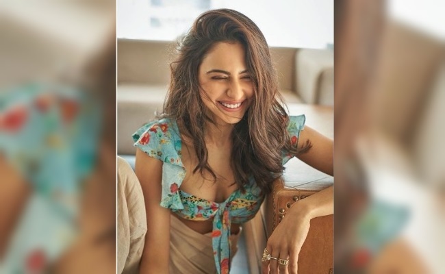 Pic: Rakul Preet Closes Eyes Making Our Eyes Open