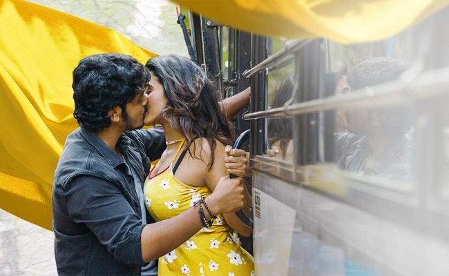 Pic Talk: Akash, Ketika Lip-Kiss On Moving Bus