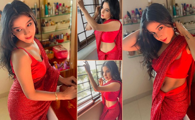 pHOTo Gallery: Sensuous Navel Show In Red