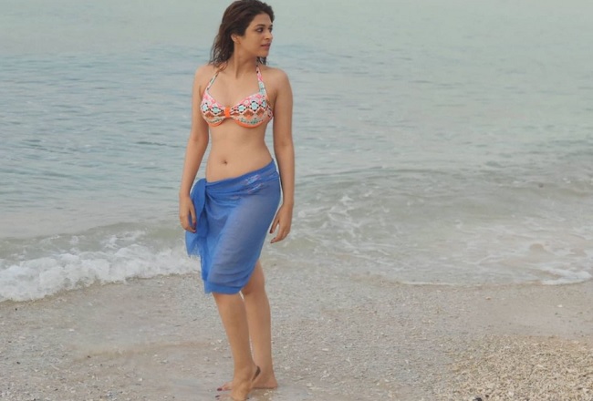 Pic: Flat Tummy Of The Tall Actress