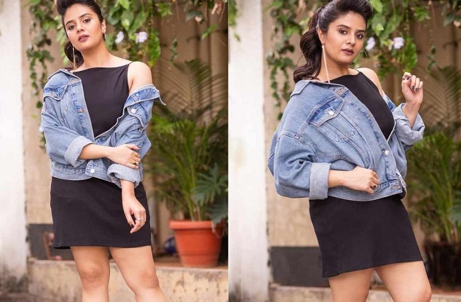 Pics: Sreemukhi Flaunts Her Thunder Thighs