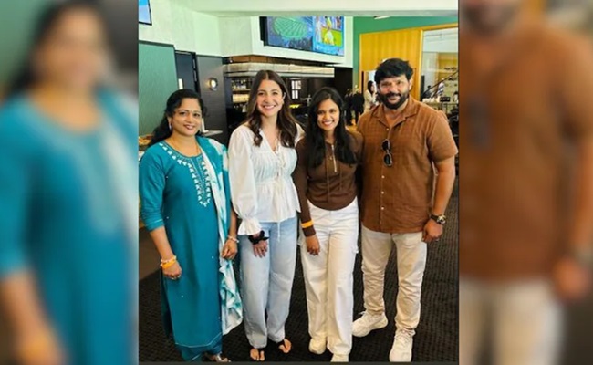 Viral: Anushka Poses With Cricketer Reddy's Family - Great Andhra